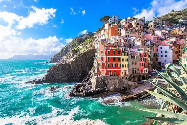 Riomaggiore, un pueblo en el Cinque Terre, Italia — Foto de Stock