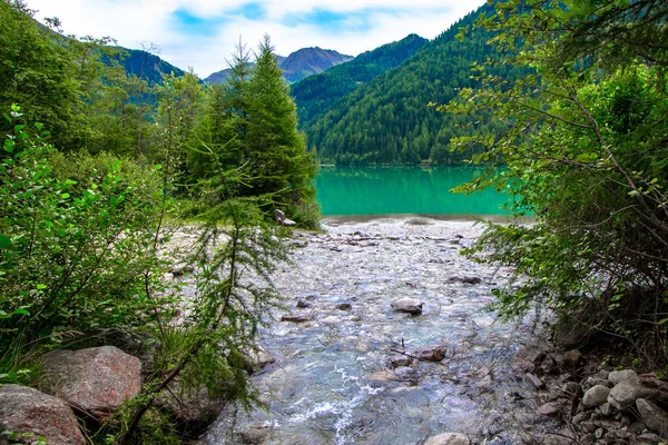 Антхольцеровское озеро в Южном Тироле, Италия — стоковое фото