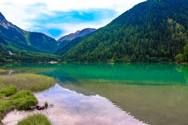 Антхольцеровское озеро в Южном Тироле, Италия — стоковое фото