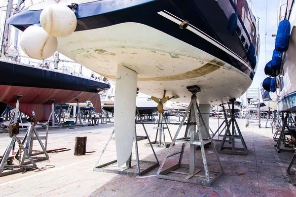 Boat maintenance at the shipyard — Stock Photo, Image