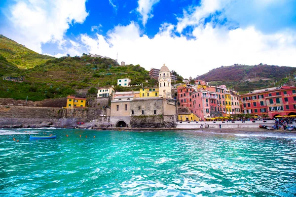 Vernazza, un pueblo en el Cinque Terre, Italia — Foto de Stock