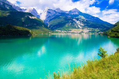İtalya'da Molveno Gölü