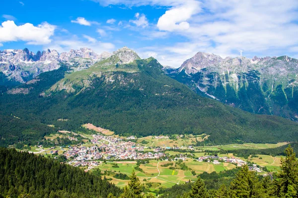 Widok lotniczy Andalo w Dolomitach, Włochy — Zdjęcie stockowe