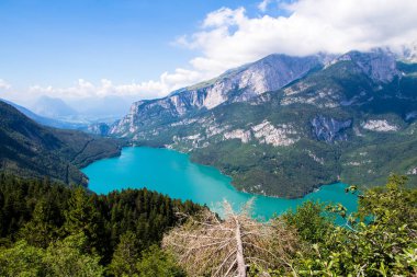 İtalya Molveno Gölü manzarası