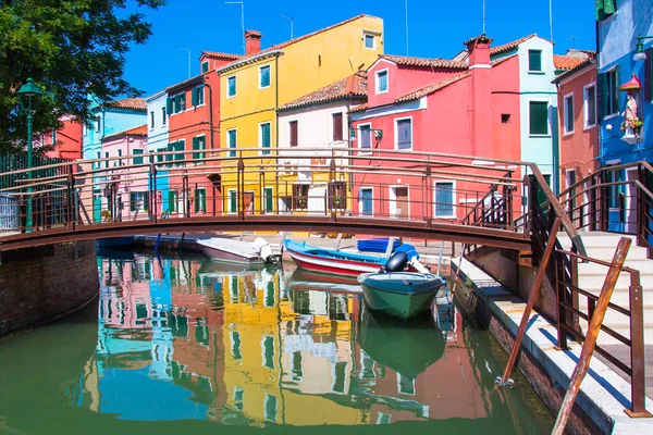Burano Den Venetianska Lagunen Känd För Sitt Spetsarbete Och Färgglada Stockbild