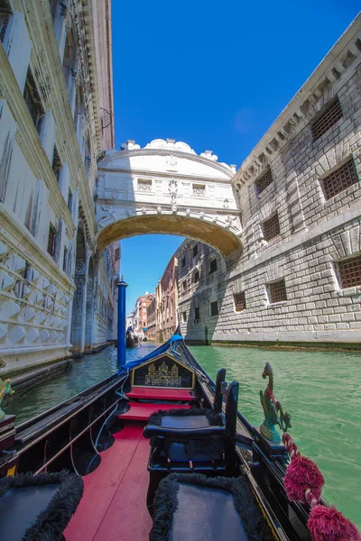 Brug Van Zuchten Venetië Gezien Vanuit Een Gondel — Stockfoto