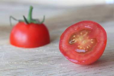 dilimlenmiş kiraz domates