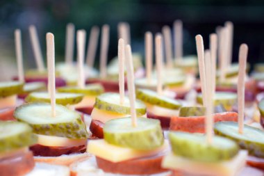 Kürdan ile birçok kanepeler