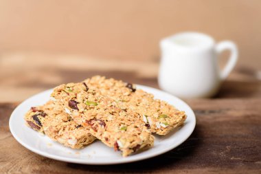 Snack bar veya enerji bar üzerinde beyaz tabak, sağlıklı gıda