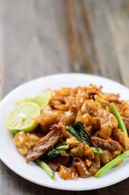 Tay gıda, kızarmış Pirinç Noodle soya sosu (Pad Ew görmek karıştırın)