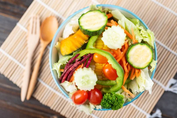 木のスプーンとフォーク 食品の平面図をボウルに野菜サラダ — ストック写真