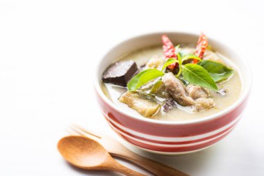 Yeşil köri tavuk (Kang Keaw Wan Gai) bir kase beyaz arka planda, Tayland Gıda