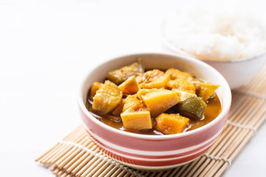 Balık organları ekşi çorbası (Krachan Tai Pla) bir kase ve pirinç şehriye, Güney Tayland Gıda