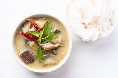 Bir kase ve pirinç noodle, üstten görünüm, Tayland Gıda yeşil köri tavuk (Kang Keaw Wan Gai)