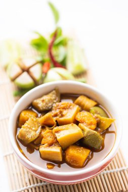 Bir kase ve sebze, Güney Tayland yemekleri Balık organları ekşi çorbası (Krachan Tai Pla)