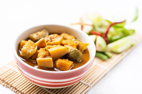 Bir kase ve sebze, Güney Tayland yemekleri Balık organları ekşi çorbası (Krachan Tai Pla)