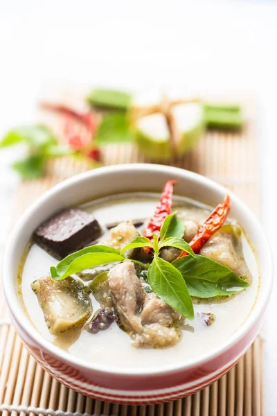 Yeşil köri tavuk (Kang Keaw Wan Gai) bir kase malzemelerle, Tayland Gıda