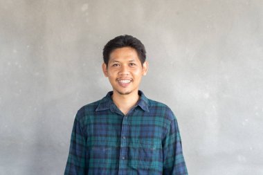 Beton duvar arka plan Asian adam gülümseme portresi