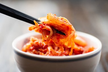 Kimchi lahana yemek, Kore yemeği için yemek çubukları ile bir kase içinde