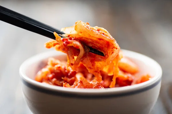 Cavolo Kimchi Una Ciotola Con Bacchette Mangiare Cibo Coreano — Foto Stock