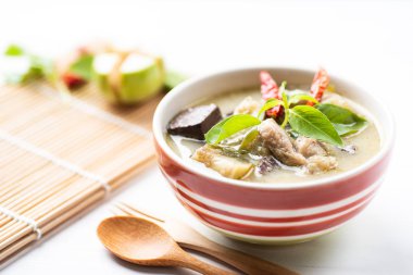 Yeşil köri tavuk (Kang Keaw Wan Gai) bir kase kaşık ve malzemeler, Tayland Gıda