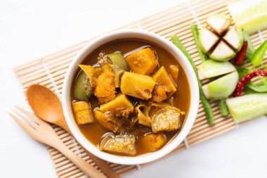 Bir kase ve sebze, üstten görünüm, Güney Tayland yemekleri içinde balık organları ekşi çorbası (Krachan Tai Pla)