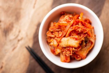 Kimchi lahana yemek çubukları, üstten görünüm, Kore yemeği bir kase