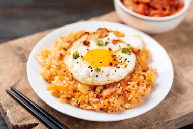 Kimchi kızarmış pilav kızarmış yumurta üst, Kore gıda ile
