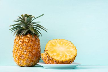 Yeşil arka planda, tropikal meyve olgun ananas