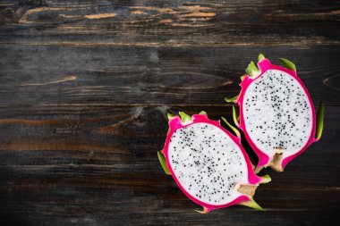 Yarım dragon meyve ahşap arka plan, üstten görünüm, tropikal meyve