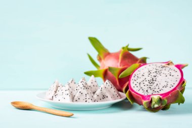 Dilim ve yarım dragon meyve, tropikal meyve yemek için hazır