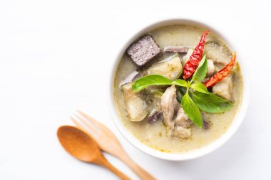 Bir kase, üstten görünüm, Tayland Gıda yeşil köri tavuk (Kang Keaw Wan Gai)