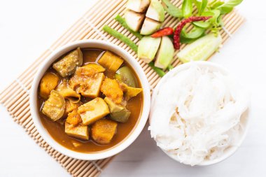 Balık organları ekşi çorbası (Krachan Tai Pla) pirinç erişte ve sebze, üstten görünüm, Güney Tayland yemekleri bir kase