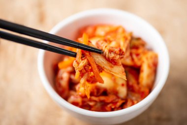 Kimchi lahana yemek, Kore yemeği için yemek çubukları ile bir kase içinde