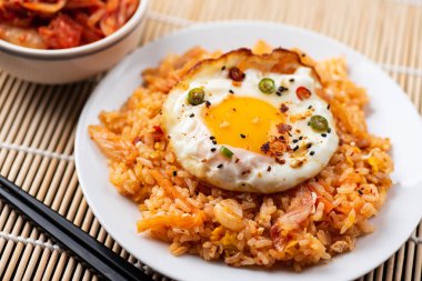 Kimchi kızarmış pilav kızarmış yumurta üst, Kore gıda ile