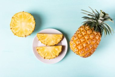 Yeşil arka plan, üstten görünüm, tropikal meyve dilim ananas