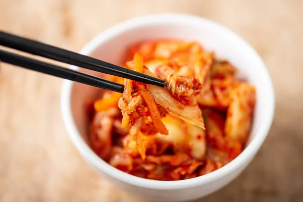 Cavolo Kimchi Una Ciotola Con Bacchette Mangiare Cibo Coreano — Foto Stock