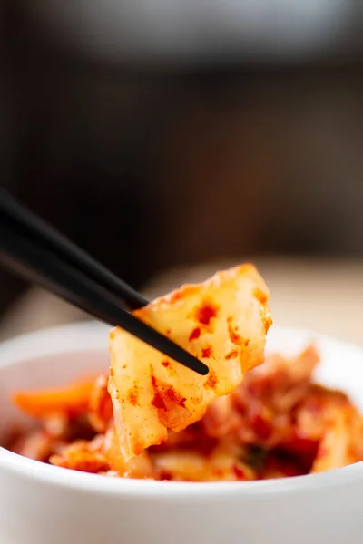 Tangan Memegang Sumpit Untuk Makan Kimchi Kubis Makanan Korea — Stok Foto
