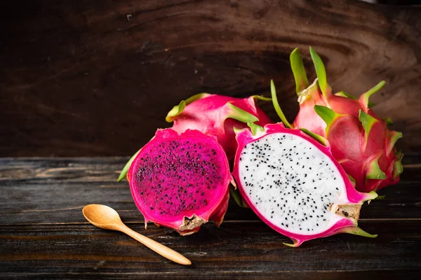 Media Fruta Dragón Con Cuchara Para Comer Sobre Fondo Madera — Foto de Stock