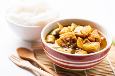 Balık organları ekşi çorbası (Krachan Tai Pla) bir kase ve pirinç şehriye, Güney Tayland Gıda