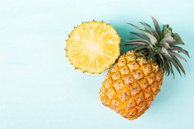 Yeşil arka plan, üstten görünüm, tropikal meyve olgun ananas
