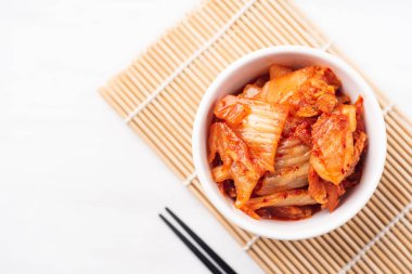 Kimchi lahana yemek çubukları, üstten görünüm, Kore yemeği bir kase