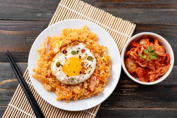 Nasi Goreng Kimchi Dengan Telur Goreng Atasnya Dan Kubis Kimchi — Stok Foto
