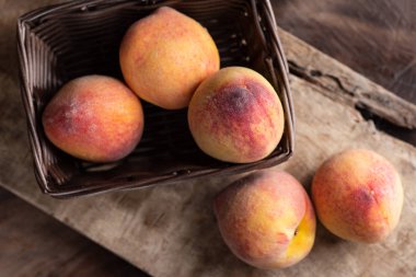 Ahşap, tropikal meyve, üstten görünüm üzerinde bir sepet içinde olgun şeftali