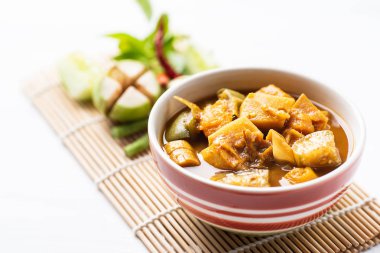 Bir kase ve sebze, Güney Tayland yemekleri Balık organları ekşi çorbası (Krachan Tai Pla)