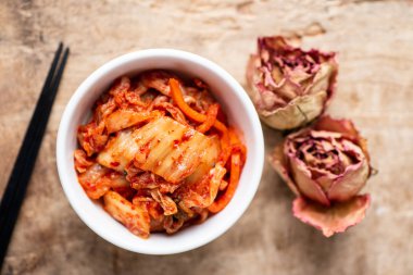 Kimchi lahana yemek çubukları, Kore yemeği bir kase