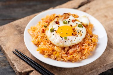 Kimchi kızarmış pilav kızarmış yumurta üstte ve yemek, Kore yemeği için yemek çubukları ile