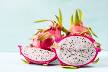 Yarım ve dilim dragon meyve renk arka planda, tropikal meyve