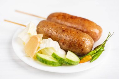 Tay sosis, fermente pirinç sebze ile servis domuz sosisi ile