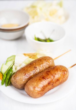 Tay sosis, fermente pirinç sebze ile servis domuz sosisi ile